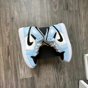 Jordan 1 Mid
Ice Blue (2022) (Grade School) Size 4Y